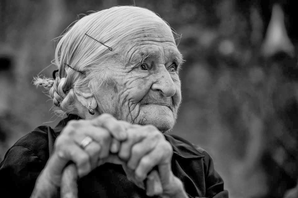 ha solo bisogno di amore - amore significa è prendersi cura dei vecchi e degli anziani