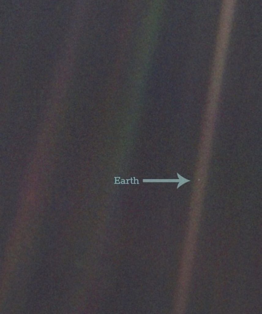 La Pale Blue Dot è una foto della Terra scattata dalla sonda Voyager 1 nel 1990 da una distanza record di 6 miliardi di chilometri. La foto ispirò Carl Sagan a scrivere un libro in cui riflette sulla nostra posizione e responsabilità nell’universo.